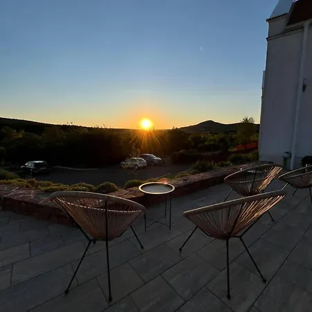 Zankapu -hotel For You- Adult & Bike Friendly 3-room With Local Wine, Terrace & Kali-medence Experience 汽车旅馆 *