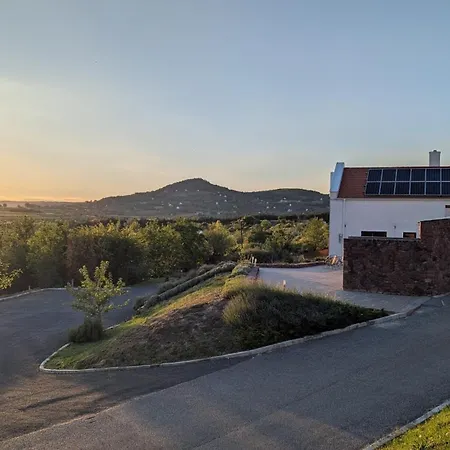 Zankapu -hotel For You- Adult & Bike Friendly 3-room With Local Wine, Terrace & Kali-medence Experience 汽车旅馆